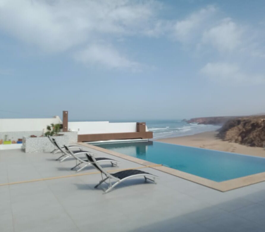 Infinity-Pool mit Blick auf den Strand und die Klippen im Ferienhaus in Mirleft mit Meerblick und Pool