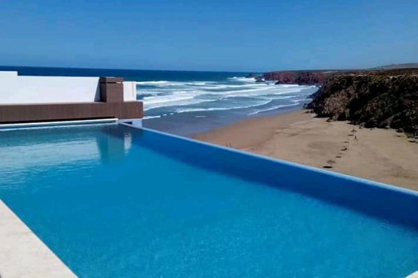 Infinity-Pool mit direktem Meerblick im Ferienhaus in Mirleft – ideal für einen entspannten Surfurlaub in Marokko