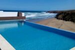 Infinity-Pool mit Blick auf den Strand und das Meer im Ferienhaus in Mirleft mit Meerblick und Pool