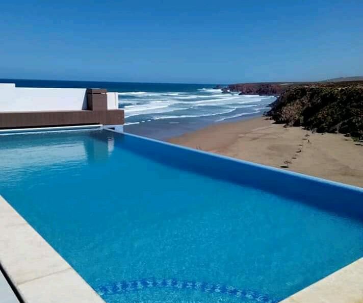 Infinity-Pool mit Blick auf den Strand und das Meer im Ferienhaus in Mirleft mit Meerblick und Pool