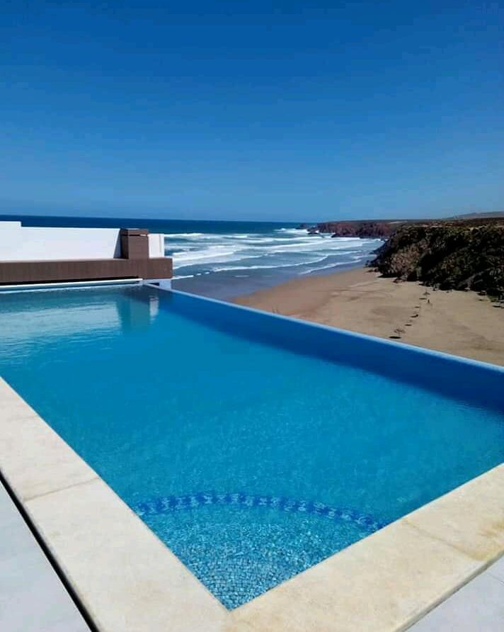 Infinity-Pool mit Blick auf den Strand und das Meer im Ferienhaus in Mirleft mit Meerblick und Pool