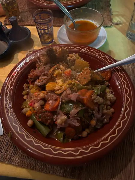 Marokkanische Küche im Surfcamp Mirleft – Couscous mit Gemüse und Fleisch