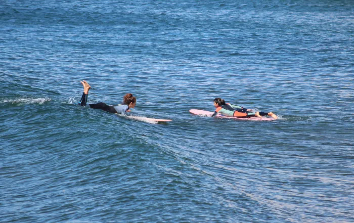 Surfschüler lernen das Wellenreiten im Surfcamp Mirleft Marokko