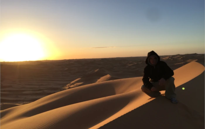 Sonnenaufgang über den Sanddünen in der Wüste während eines Trips