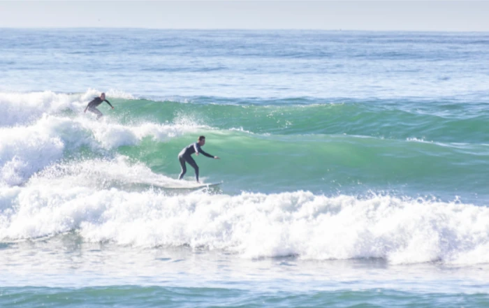 Surfer auf einer großen Welle im Surfcamp Mirleft Marokko