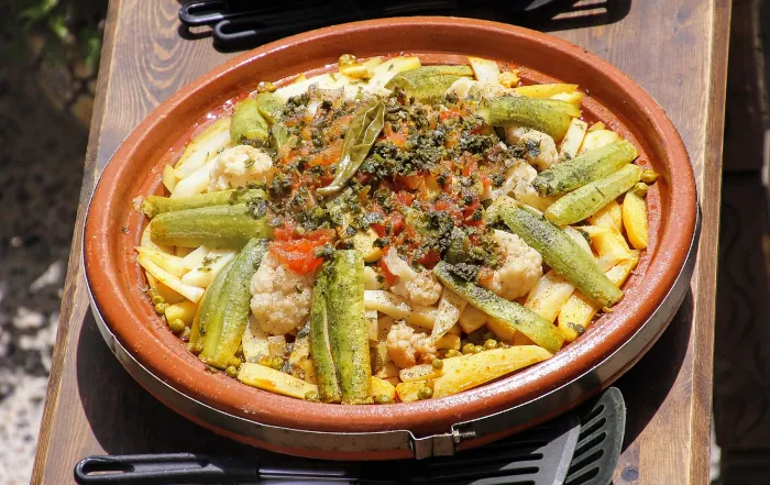 Authentische marokkanische Tajine mit Zucchini, Kartoffeln und Gewürzen in Mirleft.