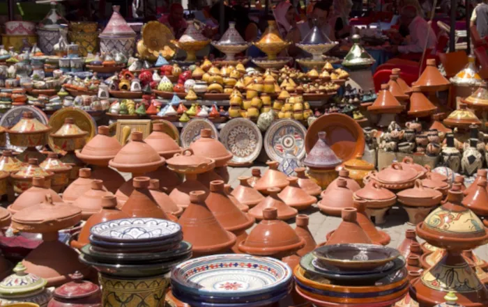 Tajine-Töpfe und Keramik auf dem Markt in Mirleft