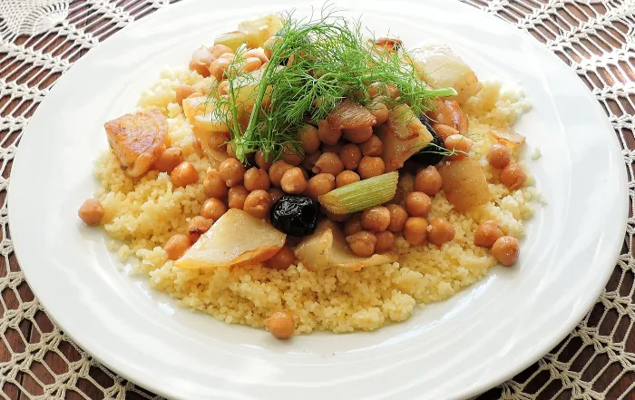 Traditioneller marokkanischer Couscous mit Kichererbsen – Genuss in Mirleft