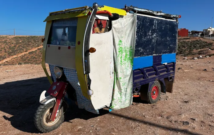 Tuk-Tuk in Mirleft – Farbenfrohes Fahrzeug als Teil der lokalen Kultur