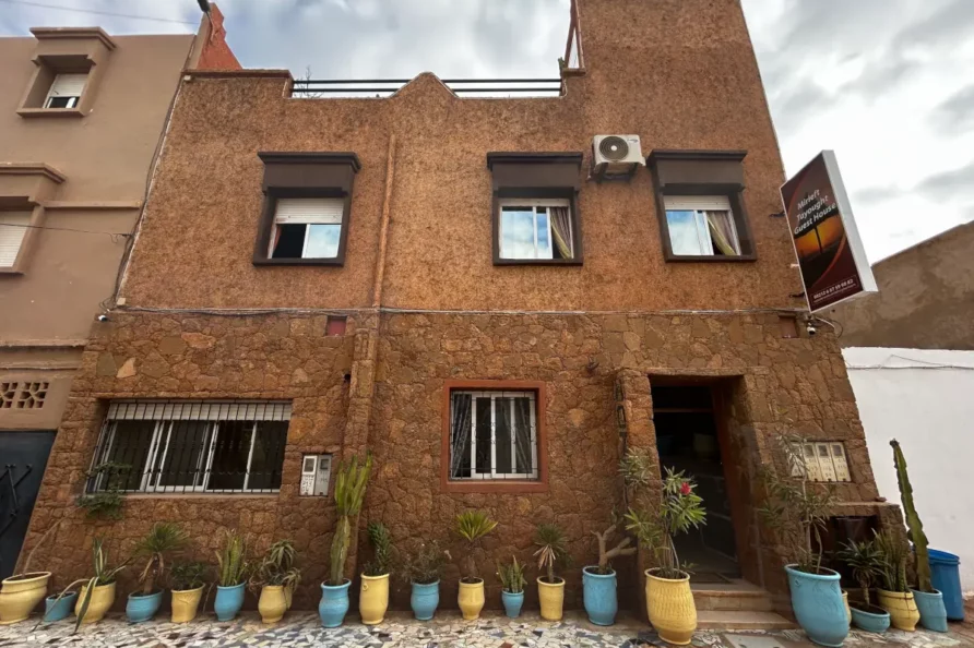 Fassade des Apartment Tayought Mirleft mit Pflanzen und rustikalem Stil.