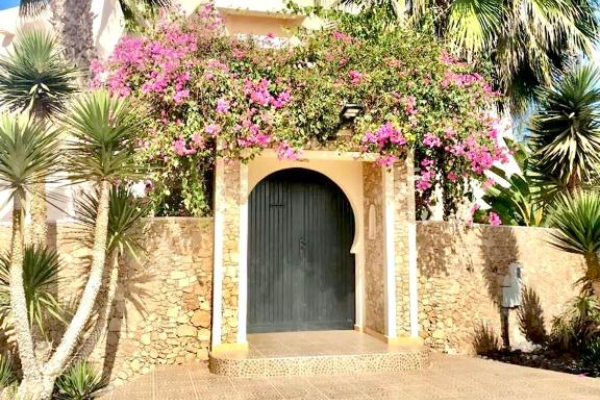 Eingangstor zur Villa Toba mit Blüten im Surfcamp Mirleft von Karma Surf