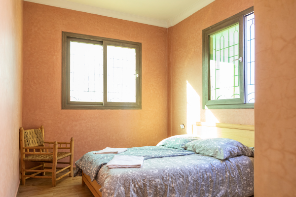 Helles Schlafzimmer mit Doppelbett im Surfcamp Mirleft von Karma Surf