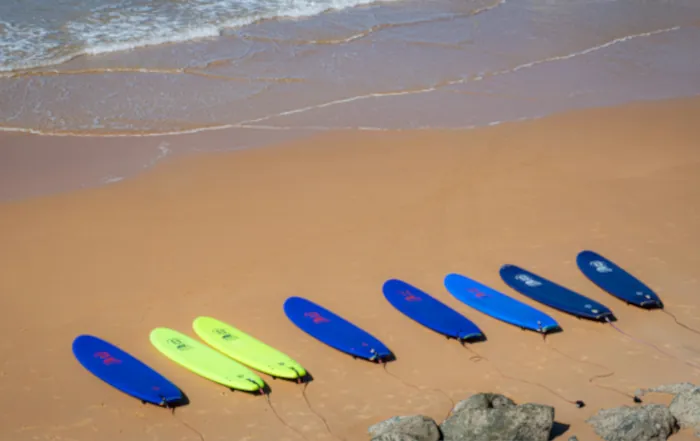 Surfboards liegen am Strand – bereit für Surfunterricht im Surfcamp Mirleft