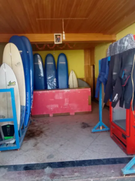 Surfboards und Neoprenanzüge im Ausrüstungsraum vom Surfcamp Mirleft