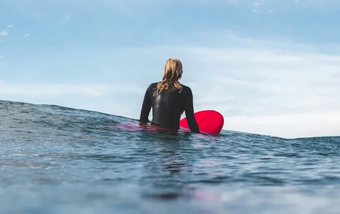 Surferin wartet auf die nächste Welle im Atlantik – Surfcamp Mirleft von Karma Surf
