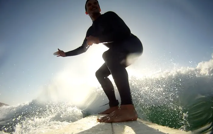 Actionshot eines Surfers auf dem Board im Surfcamp Mirleft von Karma Surf