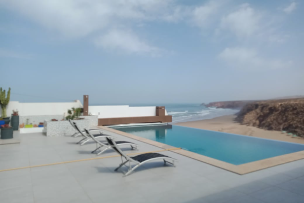 Infinity-Pool mit Blick auf Strand und Meer – Surfcamp Mirleft bei Karma Surf